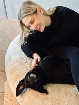 Sarah Brandner und Hund